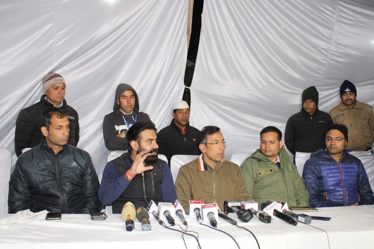 सिलक्यारा टनल रेस्क्यू ऑपरेशन के संबंध में रविवार को देर शाम अस्थाई मीडिया सेंटर, सिलक्यारा में प्रेस ब्रीफिंग की गई।