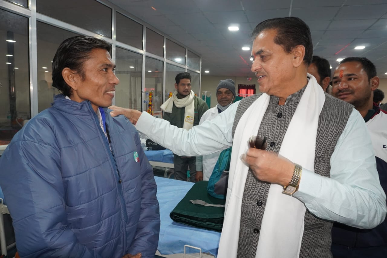 प्रेमचंद अग्रवाल ने चिन्यालीसौड़ में सामुदायिक स्वास्थ्य केंद्र के विशेष वार्ड में भर्ती श्रमिकों से मुलाकात की