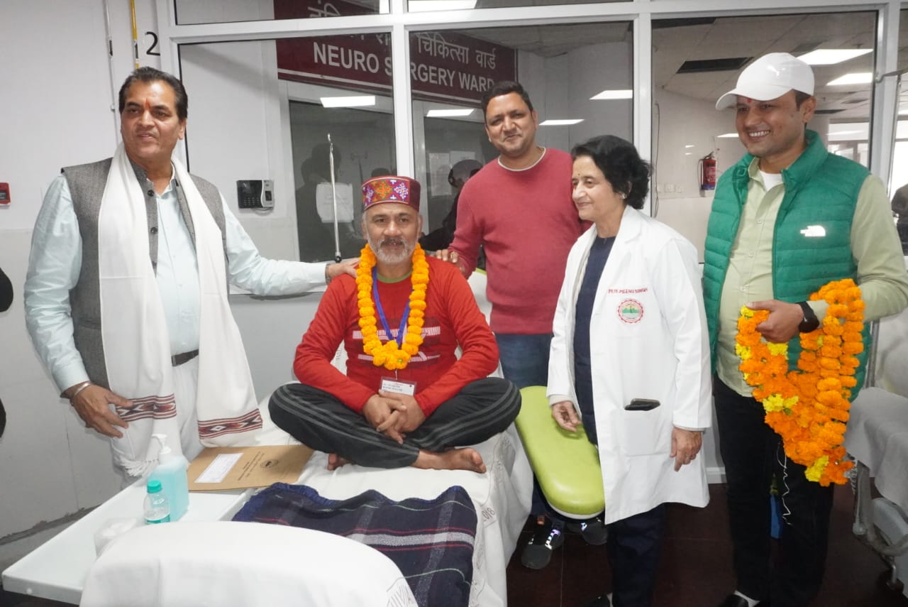 एम्स में कैबिनेट मंत्री डॉ प्रेमचंद अग्रवाल ने श्रमिकों से मुलाकात की