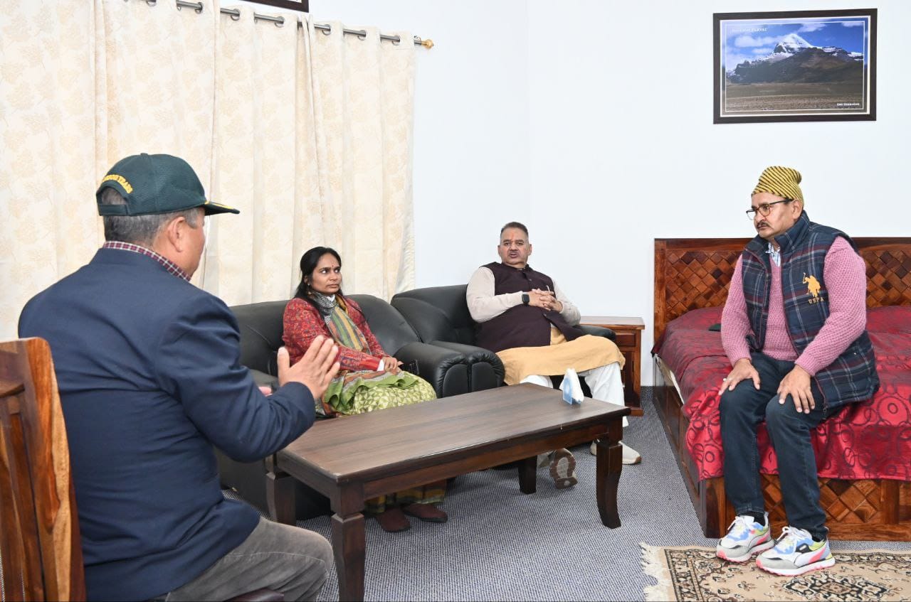 डीडीहाट में खुलने वाले जिला सैनिक कल्याण कार्यालय के संबंध में बैठक करते सैनिक कल्याण मंत्री गणेश जोशी