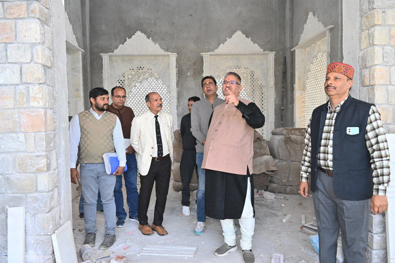 गुनियाल गांव में निर्माणाधीन सैन्यधाम का निरीक्षण करते मंत्री गणेश जोशी