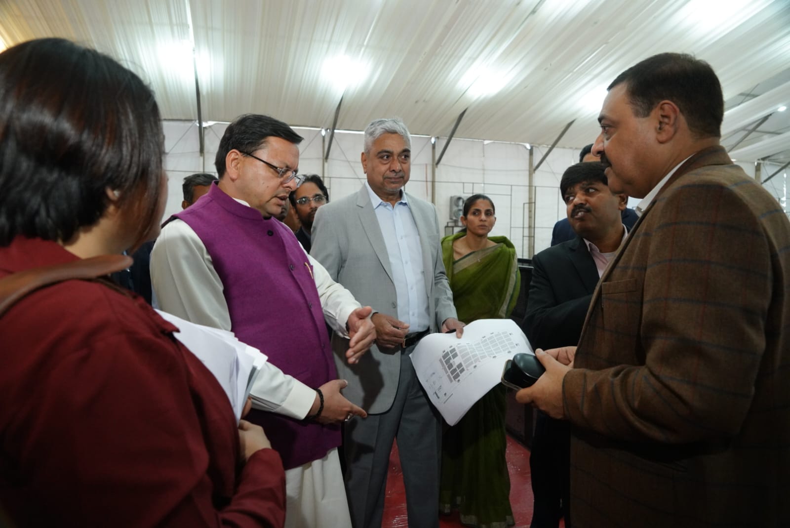 मुख्यमंत्री धामी ने नई दिल्ली से लौटते ही जौलीग्रांट से एफ.आर.आई सड़क निर्माण कार्यों का किया निरीक्षण