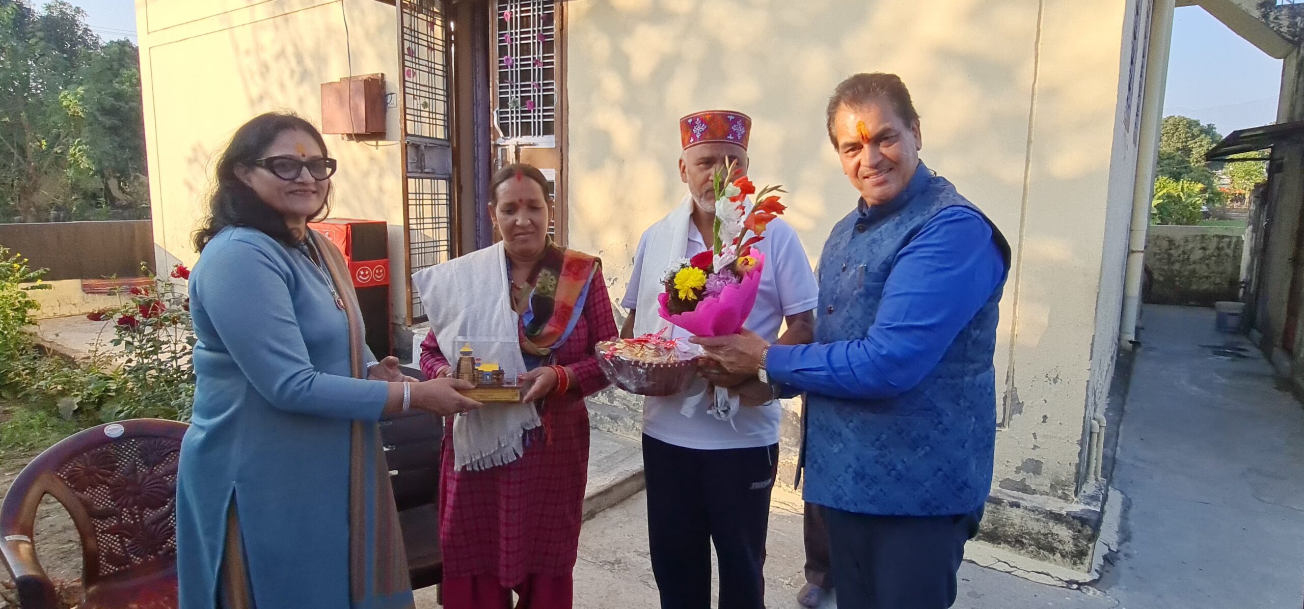 विकास मंत्री डॉ प्रेमचंद अग्रवाल ने सिलक्यारा टनल में फंसे श्रमिक गब्बर सिंह नेगी से उनके निवास स्थल पर भेंट की