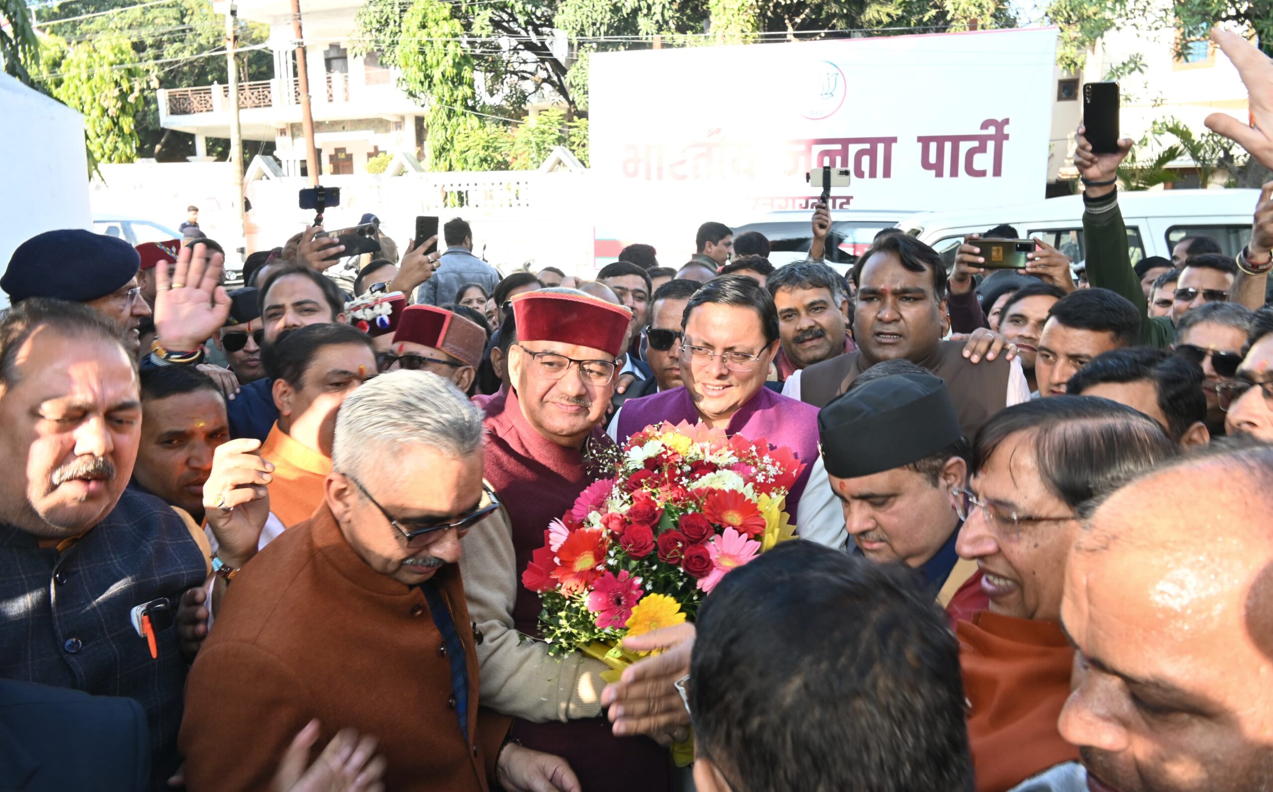 भाजपा प्रदेश कार्यालय में तीन राज्यों में बीजेपी की प्रचंड जीत का जश्न मनाते मंत्री गणेश जोशी