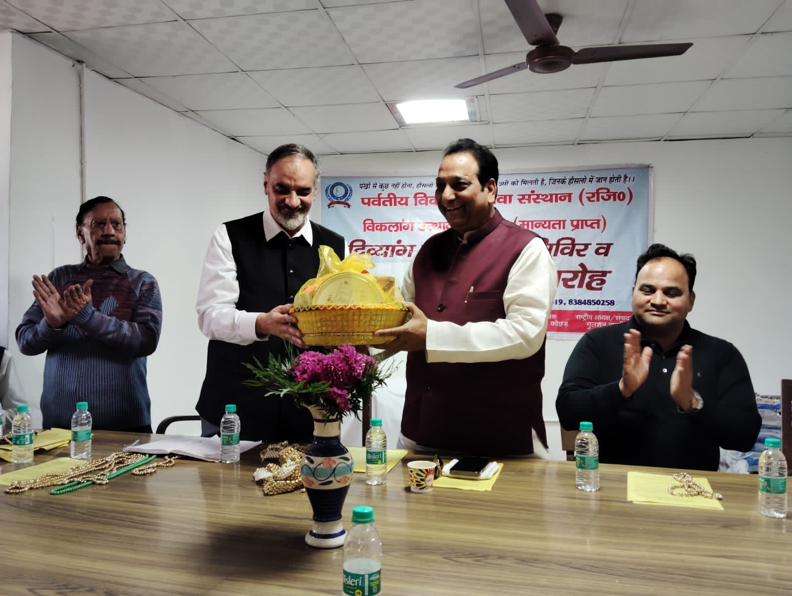 पर्वतीय विकलांग सेवा संस्थान ने जरूरतमंद दिव्यांगों को बाँटे 100 कंम्बल