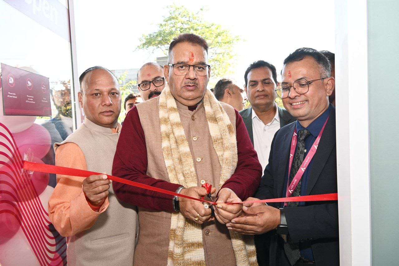 एक्सिस बैंक केनाल रोड़ ब्रांच का रिबन काटकर शुभारंभ करते मंत्री गणेश जोशी
