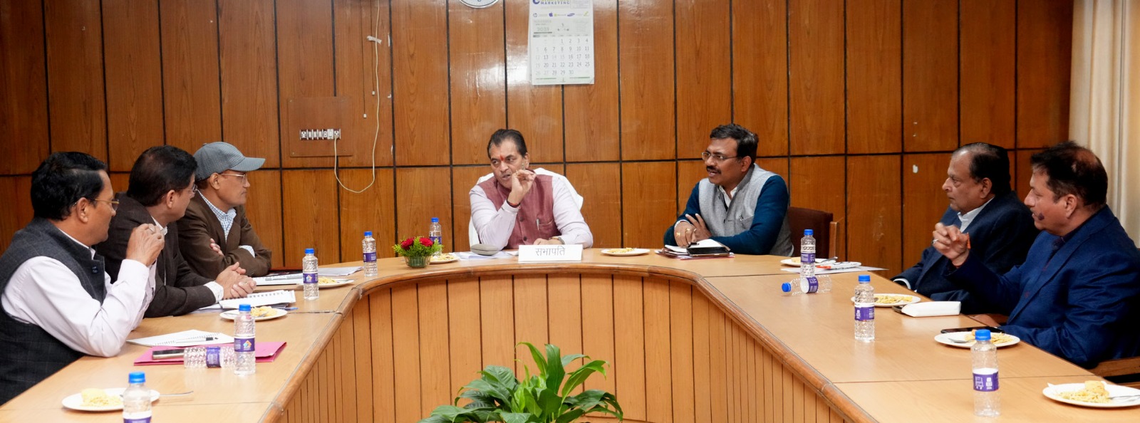 विकास मंत्री डॉ. प्रेम चन्द अग्रवाल ने विधान सभा स्थित सभागार कक्ष में बैठक ली