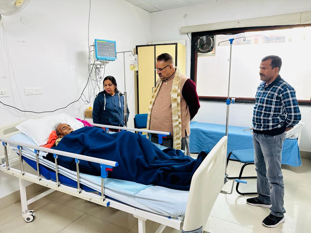 मंत्री गणेश जोशी ने ओएनजीसी अस्पताल पहुंचकर पूर्व राज्यमंत्री चमन लाल का जाना हाल, शीघ्र स्वास्थ्य लाभ की कामना
