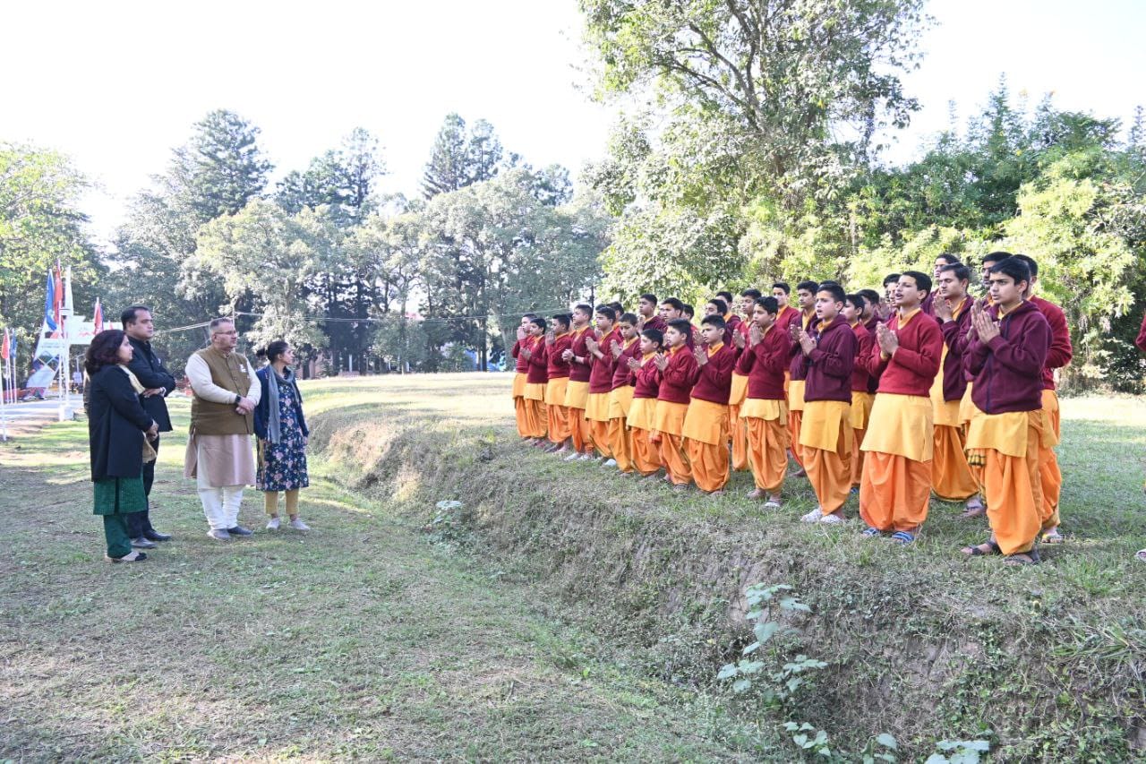 एफआरआई देहरादून में आयोजित होने वाले उत्तराखण्ड ग्लोबल इन्वेस्टर्स समिट की तैयारियों को लेकर कार्यक्रम स्थल का निरीक्षण करते मंत्री गणेश जोशी