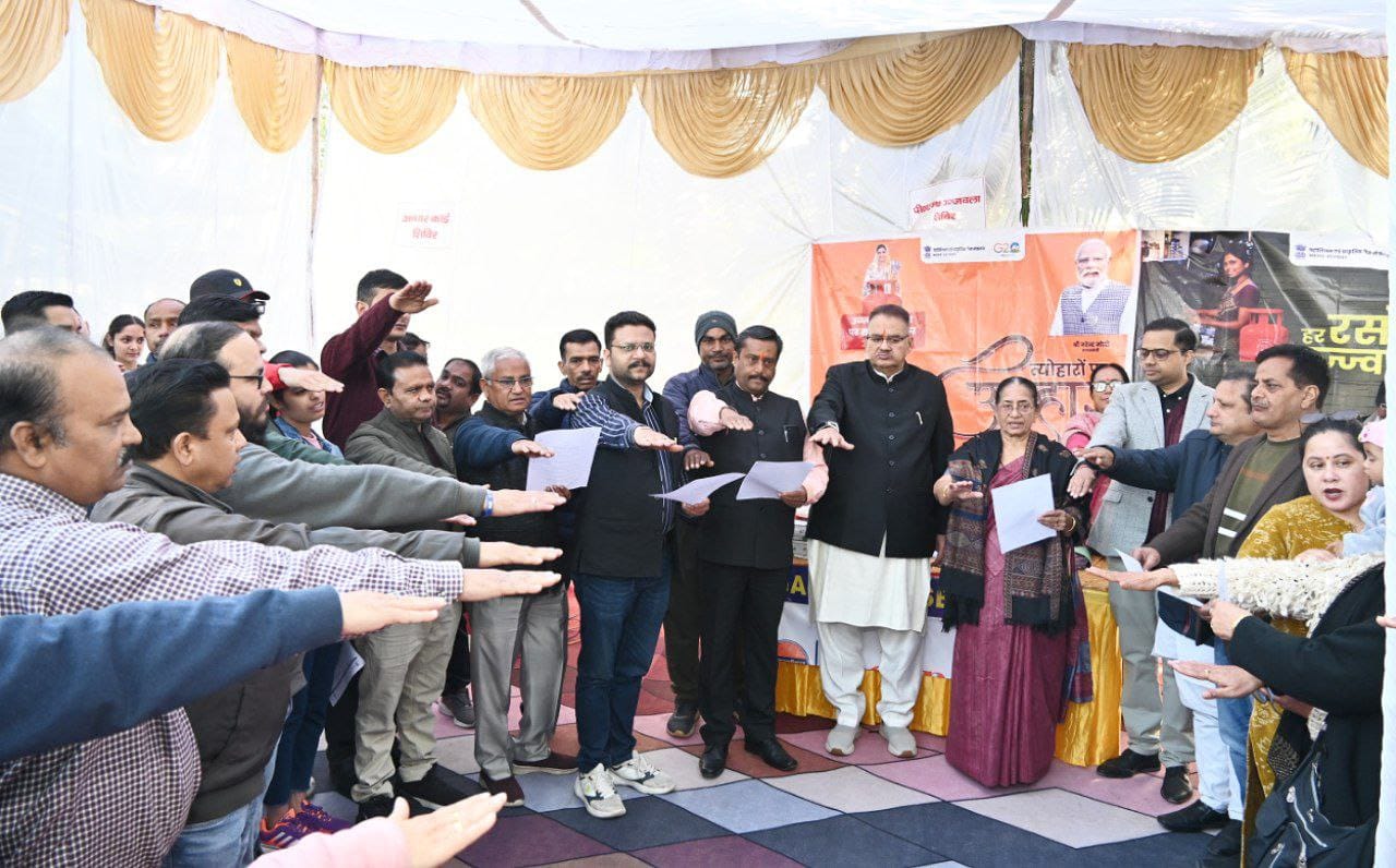 विकसित भारत संकल्प यात्रा के तहत विकसित भारत संकल्प यात्रा कैंप में प्रतिभाग करते मंत्री गणेश जोशी