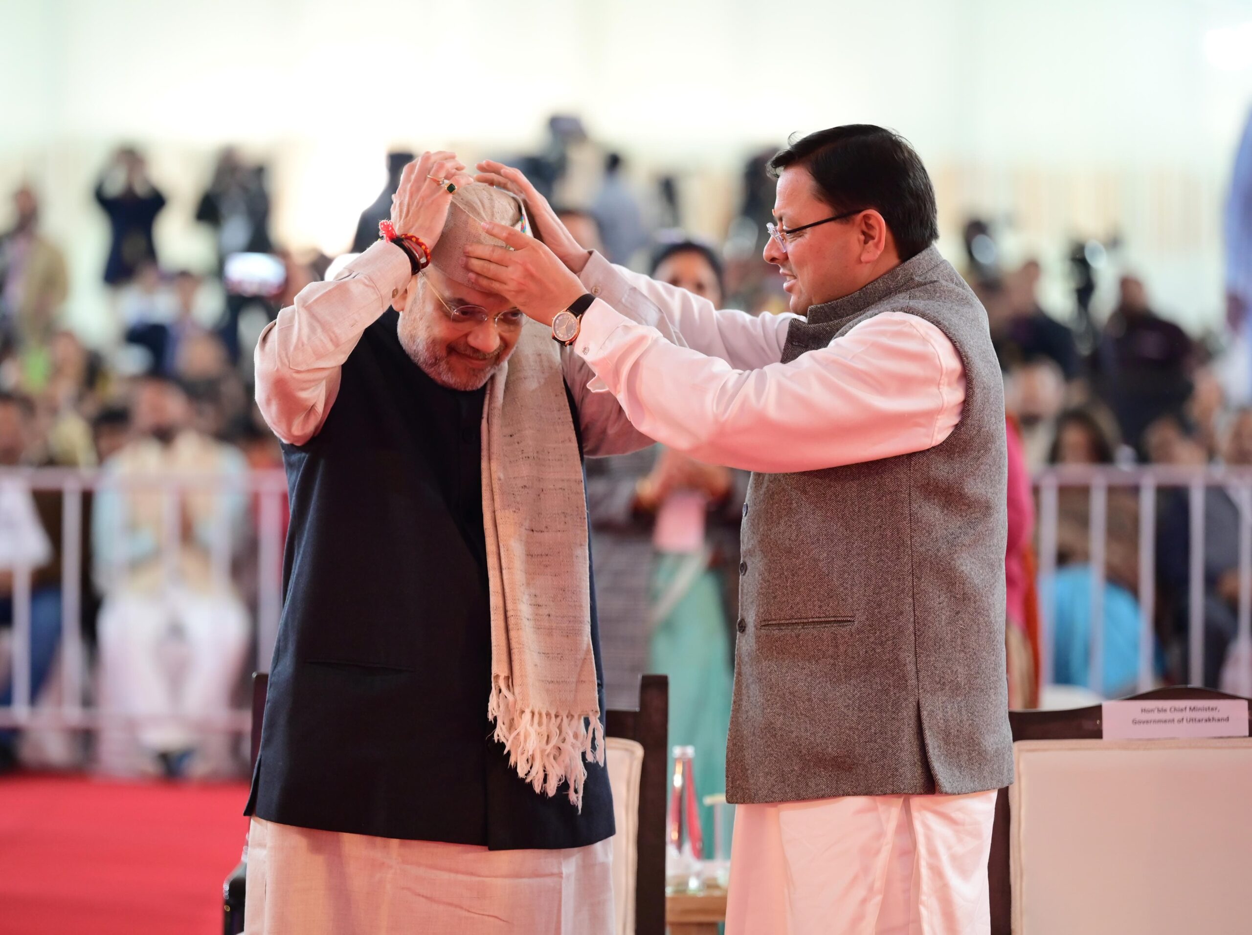 केंद्रीय गृह एवं सहकारिता मंत्री अमित शाह को रेशम फेडरेशन द्वारा निर्मित मुख्यमंत्री द्वारा भेंट की उत्तराखंड पारंपरिक टोपी और शॉल