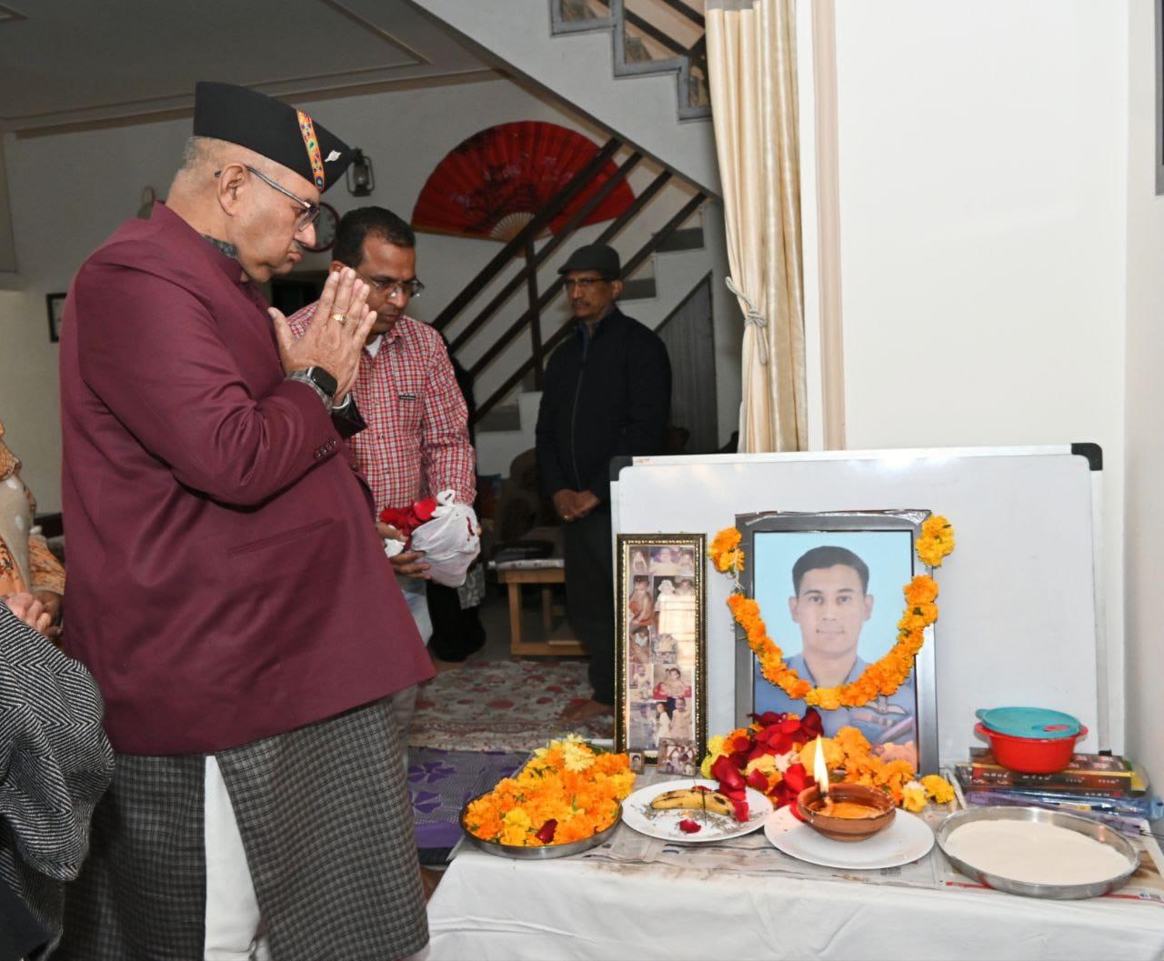शहीद स्क्वाड्रन लीडर अभिमन्यु राय के आवास पहुँचे सैनिक कल्याण मंत्री गणेश जोशी, पुष्पांजलि अर्पित कर परिवारजनों को दी सांत्वना
