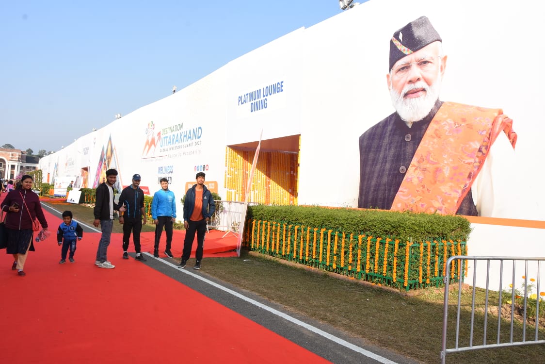 इन्वेस्टर्स समिट के एक्ज़ीबिशन एरिया में बड़ी संख्या में पहुँचे स्कूली छात्र और आम जनता