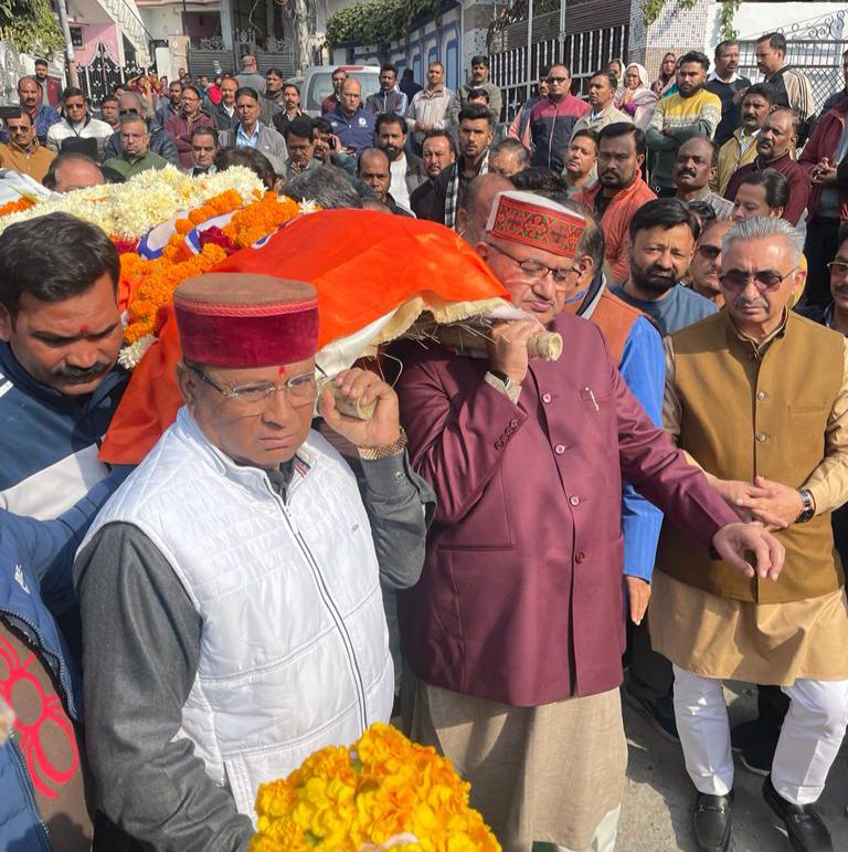 कैबिनेट मंत्री गणेश जोशी ने भाजपा के वरिष्ठ नेता एवं पूर्व राज्यमंत्री चमन लाल वाल्मीकि के पार्थिव शरीर पर पुष्पांजली एवम पार्टी का ध्वज अर्पित कर श्रद्धांजलि दी