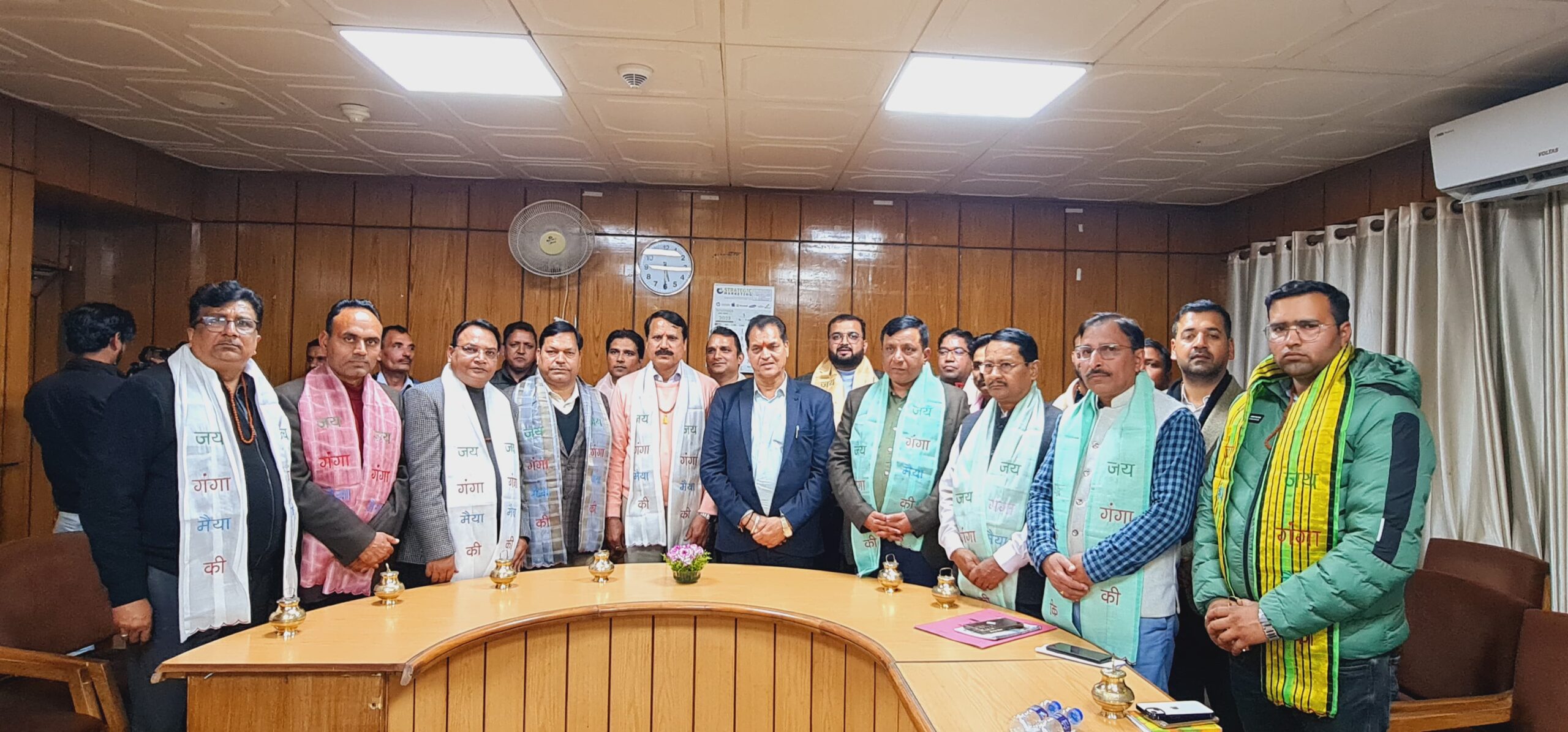 कैबिनेट मंत्री डॉ. प्रेम चन्द अग्रवाल ने विभागीय अधिकारियों को उत्तराखंड ग्लोबल इन्वेस्टर्स समिट की तैयारियों को ससमय पूर्ण करने पर प्रशस्ति पत्र भेंट कर सम्मानित किया