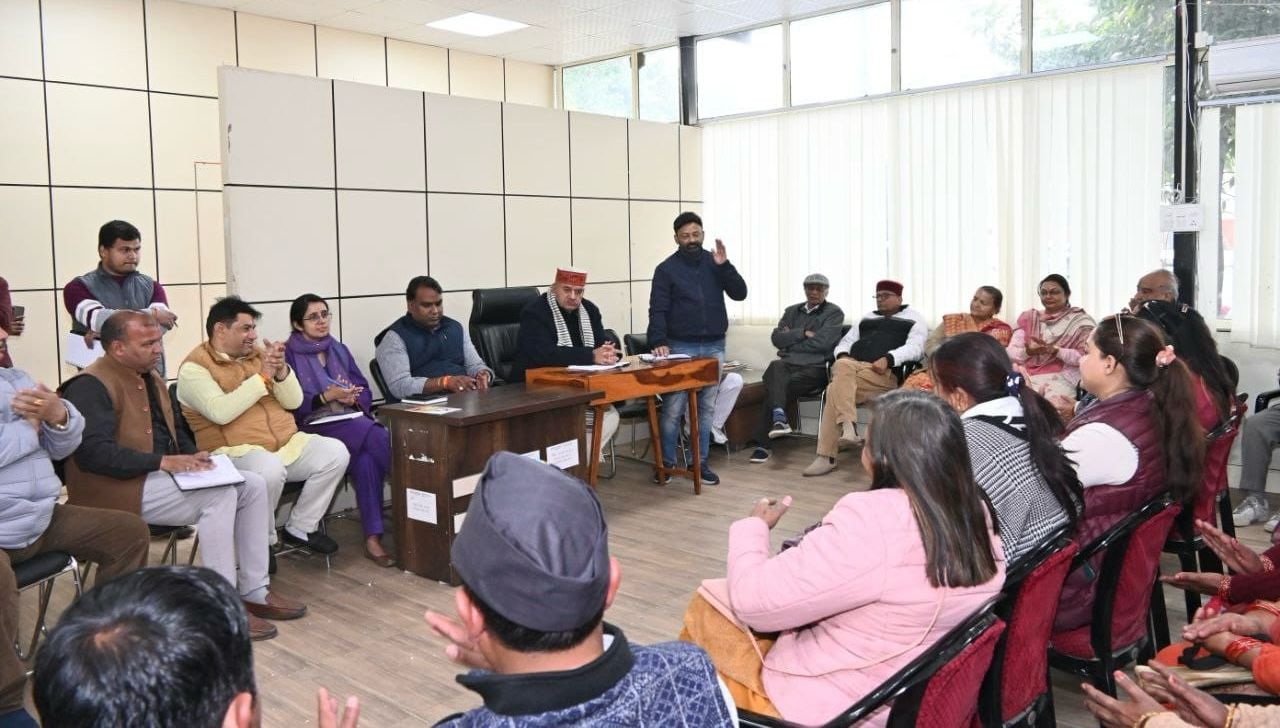 विकसित भारत संकल्प यात्रा के संबंध में आयोजित बैठक में प्रतिभाग करते कैबिनेट मंत्री गणेश जोशी