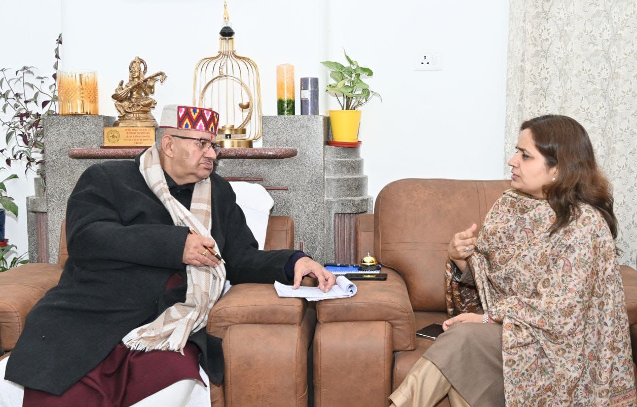 दिलाराम बाजार की दुकानों में लगी आग की घटना का मौका मुआयना करते मंत्री गणेश जोशी