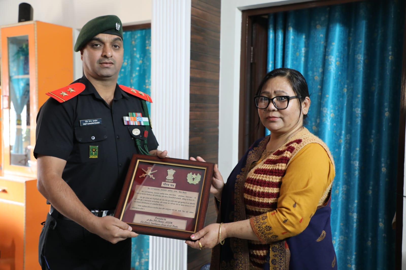 इंटेलिजेन्स कोर के कमांडेंट की पहल, वीर सपूतों के परिजनों को ‘घर-घर’ जाकर कर रहे सम्मानित