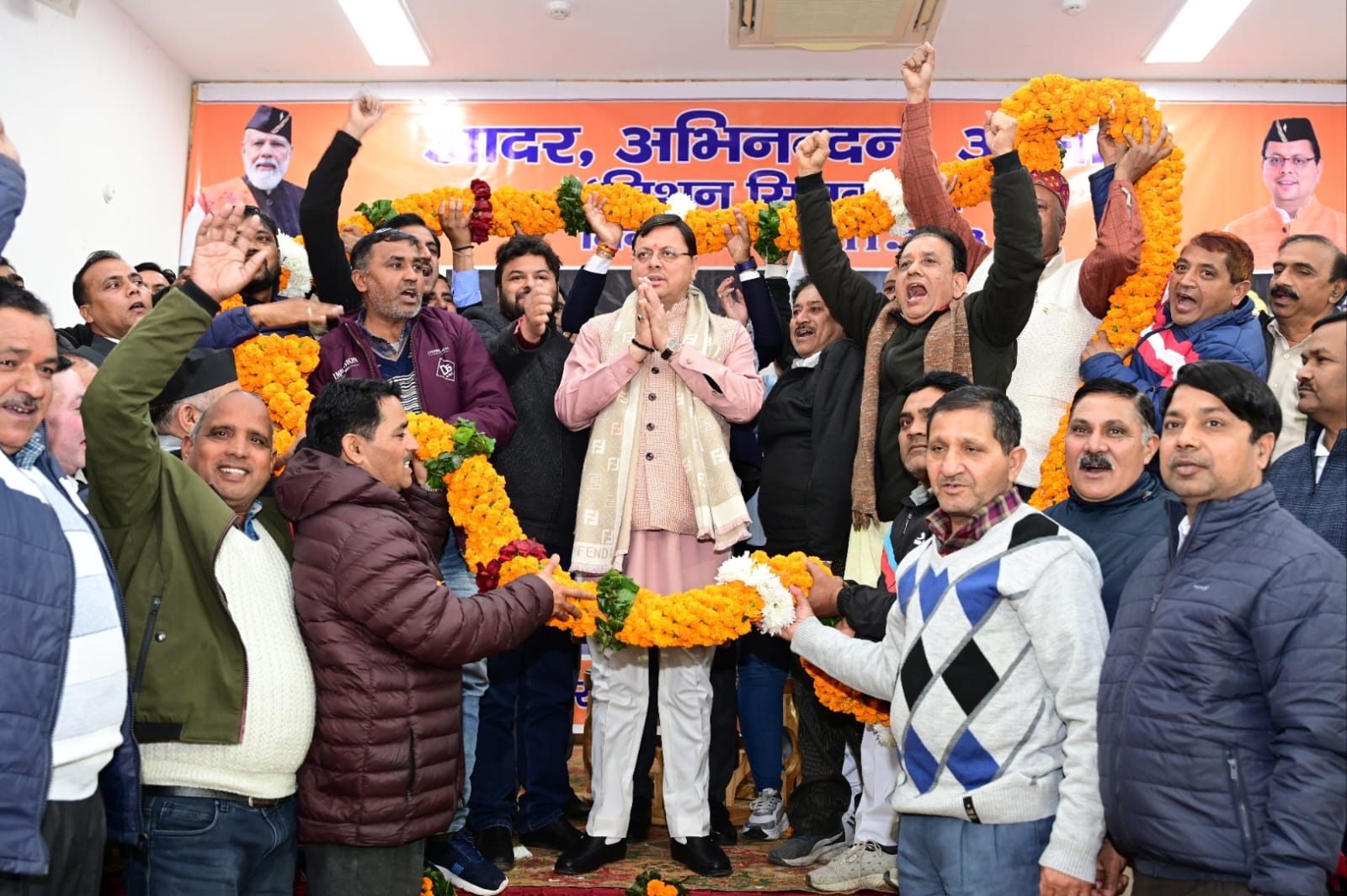 ‘आदर अभिनन्दन,आभार मिशन सिलक्यारा’ कार्यक्रम में श्रमिक संगठनों द्वारा मुख्यमंत्री का किया गया आभार व्यक्त
