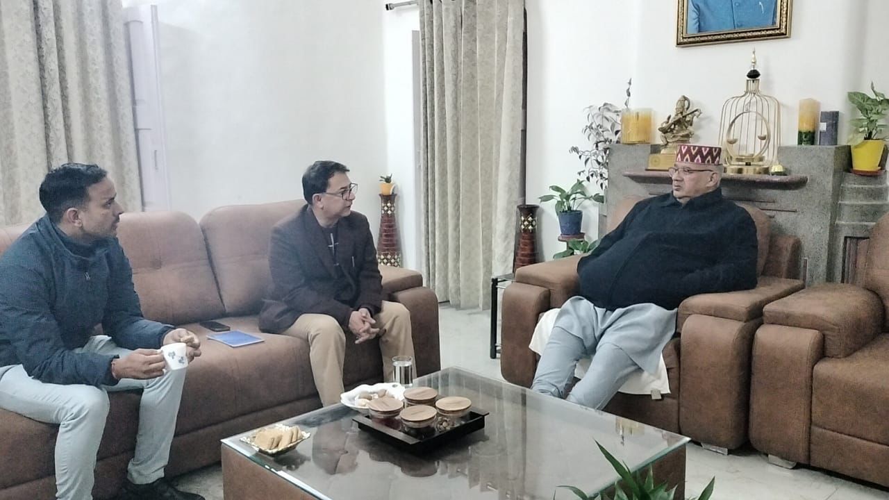 कृषि एवं उद्यान विभाग के उच्च अधिकारियों के साथ विभागीय योजना की समीक्षा करते कृषि मंत्री गणेश जोशी