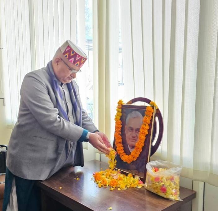 पूर्व प्रधानमंत्री ‘भारत रत्न’ श्रद्धेय स्व.अटल बिहारी वाजपेयी की जयंती पर उन्हें श्रद्धांजलि अर्पित करते कैबिनेट मंत्री गणेश जोशी