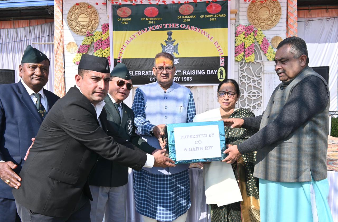 छठी गढ़वाल राइफल्स के 62वे स्थापना दिवस पर वीर नारियो को सम्मानित करते सैनिक कल्याण मंत्री गणेश जोशी