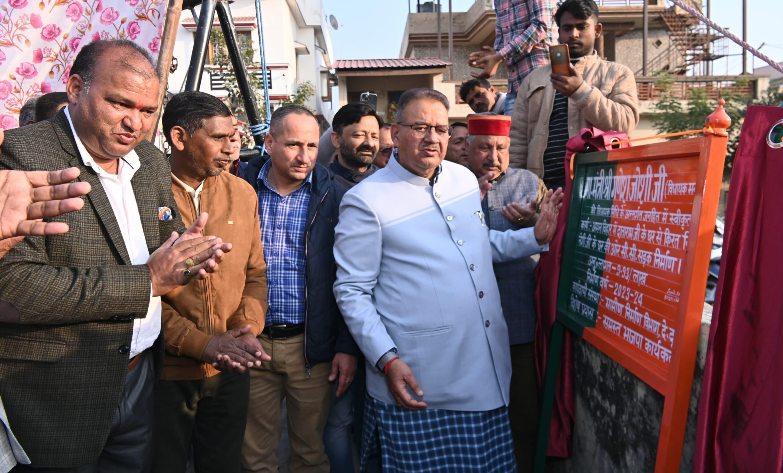 नववर्ष के प्रथम दिन विकास कार्यो का लोकार्पण एवं शिलान्यास करते कैबिनेट मंत्री गणेश जोशी
