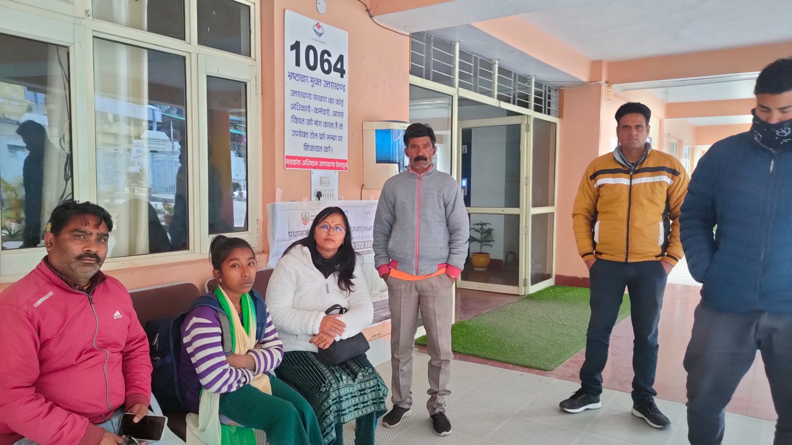 नाबालिक किशोरी के लिए देवदूत बनकर आए स्थानीय लोग, जिलाधिकारी ने भी बढाए मदद के हाथ