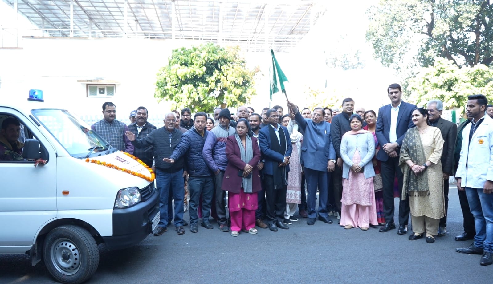 राज्यसभा सांसद नरेश बंसल द्वारा हरी झंडी दिखाकर मोबाइल वैन का किया गया अनावरण