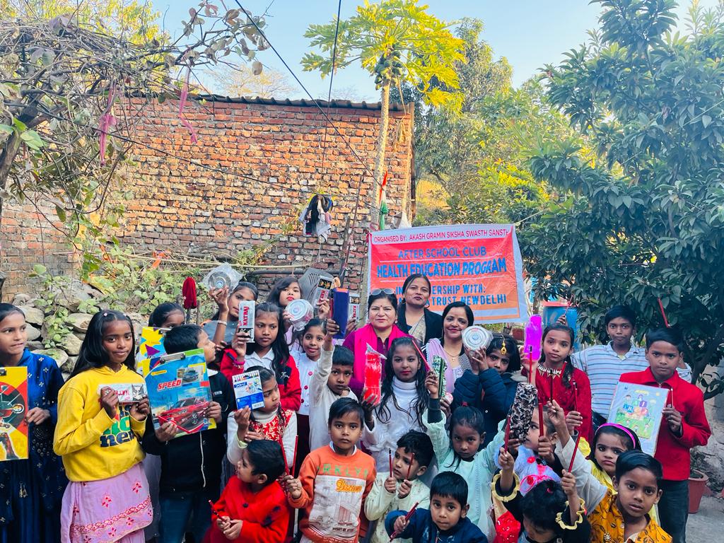 आकाश स्वास्थ्य एवं ग्रामीण कल्याण समिति ने काठ बांग्ला बस्ती में बच्चों को शिक्षण सामग्री वितरित की