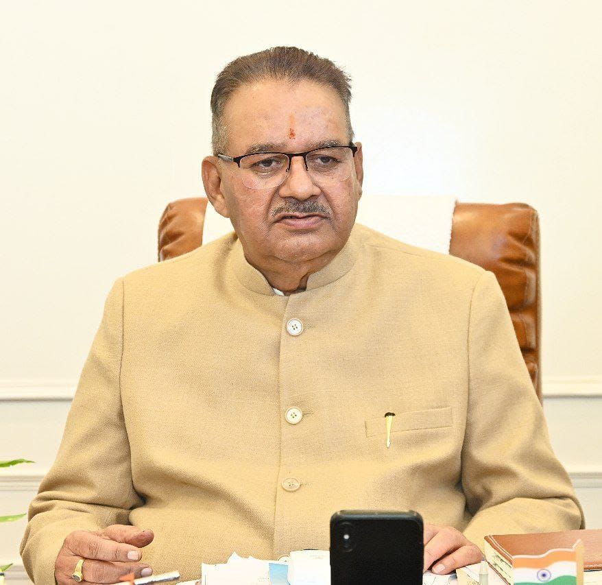 मसूरी के भिलाडू स्टेडियम निर्माण को लेकर अधिकारियों के साथ बैठक करते कैबिनेट मंत्री गणेश जोशी