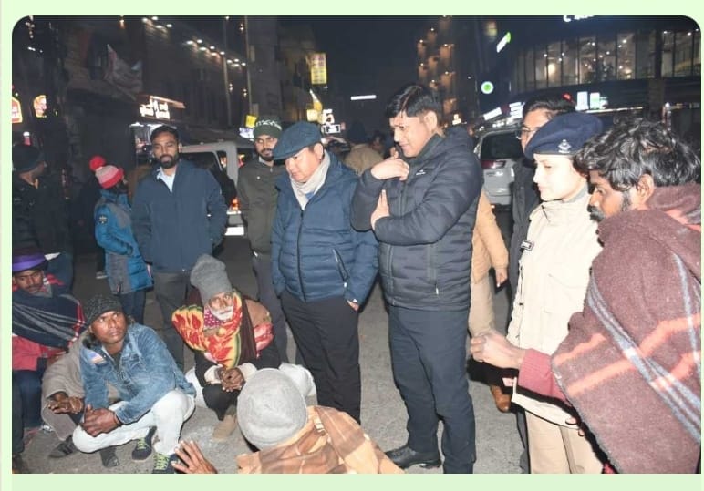हरिद्वार DM और SSP ने निराश्रित, बेसहारा लोगों को बांटे कम्बल
