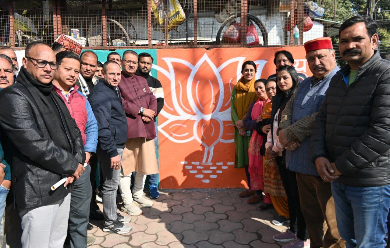 भारतीय जनता पार्टी द्वारा आयोजित दीवार लेखन कार्यक्रम में प्रतिभाग करते कैबिनेट मंत्री गणेश जोशी