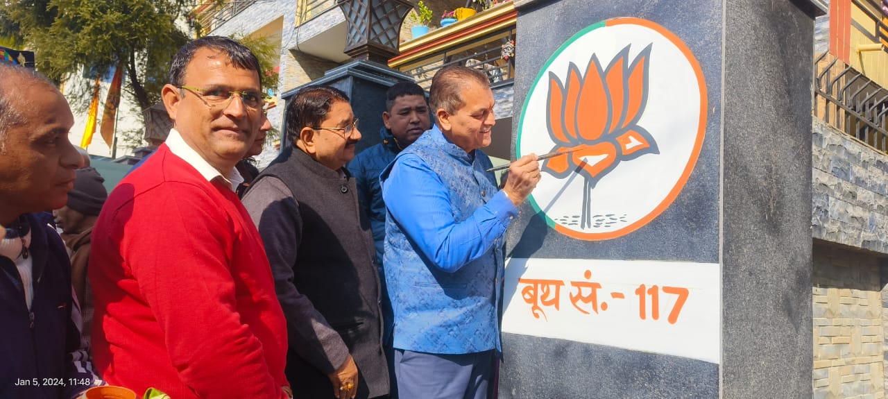 वीर चंद्र सिंह गढ़वाली मंडल द्वारा दीवार लेखन कार्यक्रम प्रतिभाग करते मंत्री प्रेमचंद अग्रवाल
