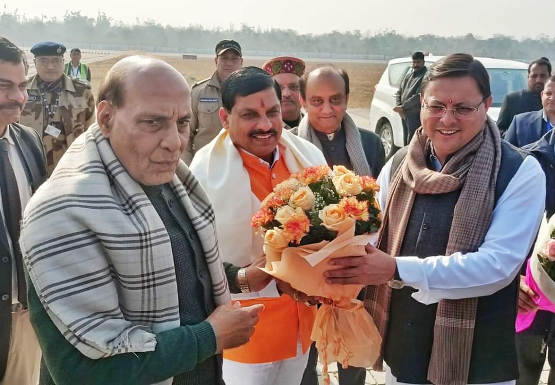 मुख्यमंत्री पुष्कर सिंह धामी ने केंद्रीय रक्षा मंत्री राजनाथ सिंह का किया स्वागत