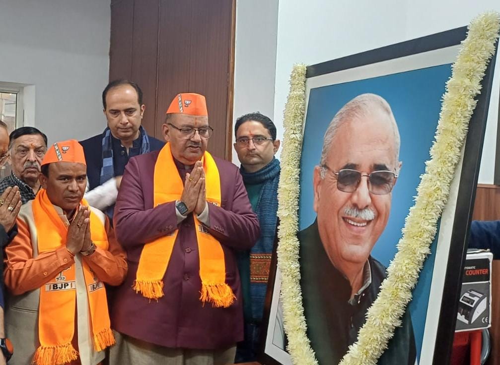स्व० हरबंश कपूर की जयंती के अवसर उन्हे पुष्प अर्पित कर श्रद्धांजलि देते कैबिनेट मंत्री गणेश जोशी