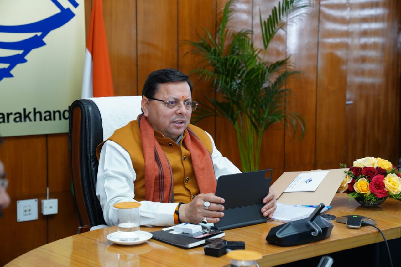 मुख्यमंत्री पुष्कर सिंह धामी ने सचिवालय में राज्य सड़क सुरक्षा परिषद की बैठक के दौरान अधिकारियों को आवश्यक दिशा-निर्देश दिये