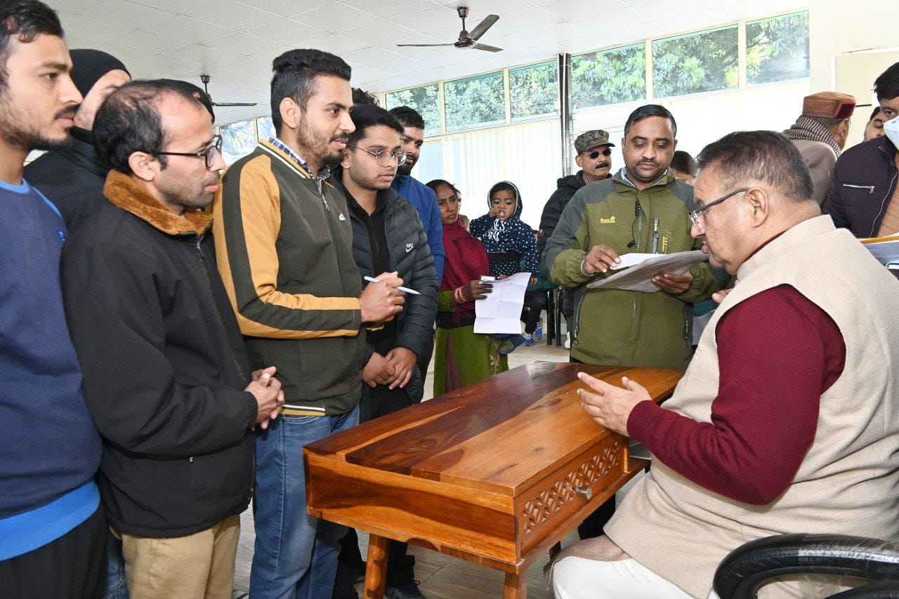 ग्राम्य विकास मंत्री गणेश जोशी से नव चयनित ग्राम विकास अधिकारियों के चयन संस्तुति भेजने में की जा रही अनावश्यक देरी के संबंध में मुलाकात करते अभ्यार्थी