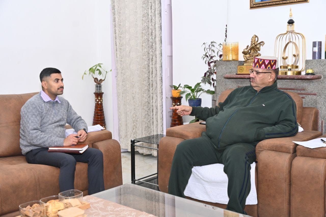 मसूरी शहर की विकास योजनाओं को लेकर बैठक लेते कैबिनेट मंत्री गणेश जोशी