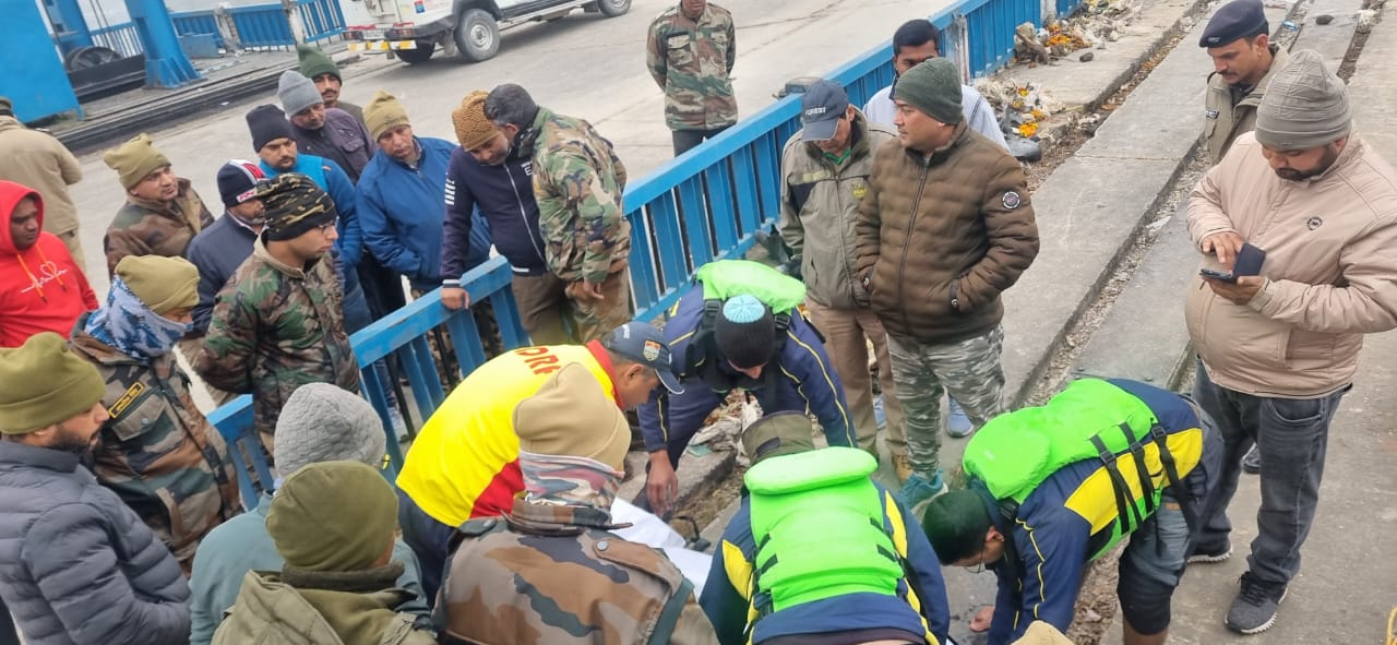 चीला वाहन दुर्घटना- SDRF ने महिला अधिकारी का शव किया बरामद
