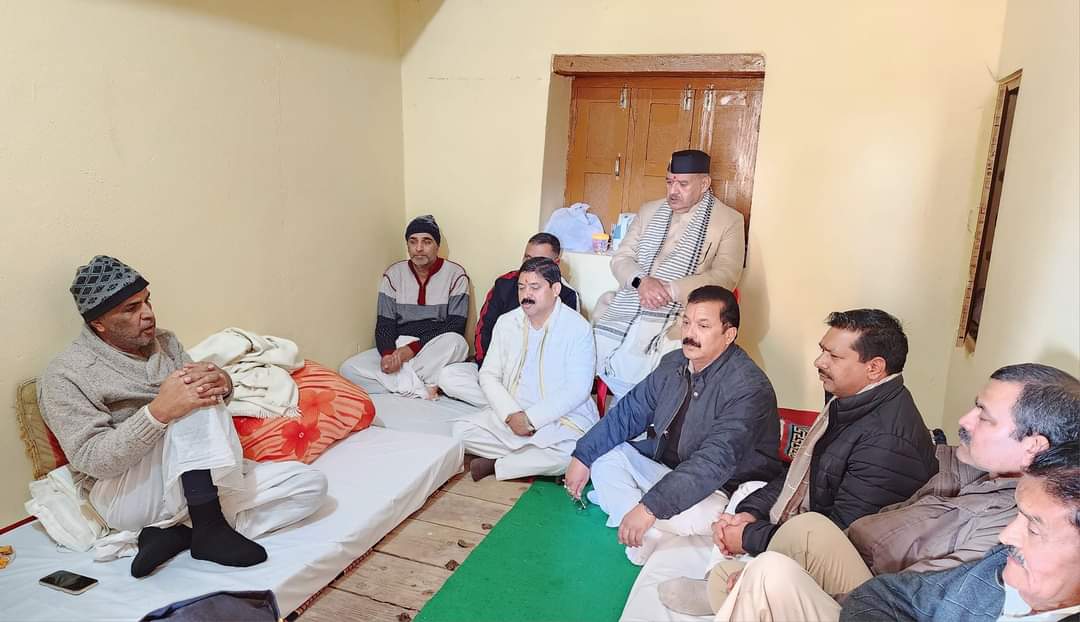 प्रदेश प्रवक्ता सुरेश जोशी के पिता के निधन पर पिथौरागढ़ उनके पैतृक आवास पर पहुँचकर शोक संवेदना प्रकट करते कैबिनेट मंत्री गणेश जोशी