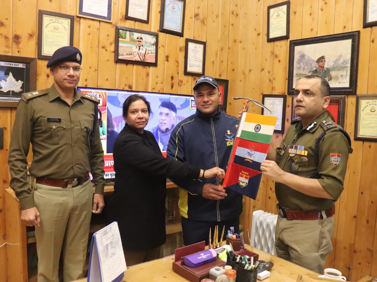 पुलिस महानिदेशक, उतराखंड अभिनव कुमार द्वारा आरक्षी राजेन्द्र नाथ को दक्षिण अमेरिका की सबसे ऊंची चोटी माउंट अकोंकागुआ के सफल आरोहण हेतु किया फ्लैग ऑफ