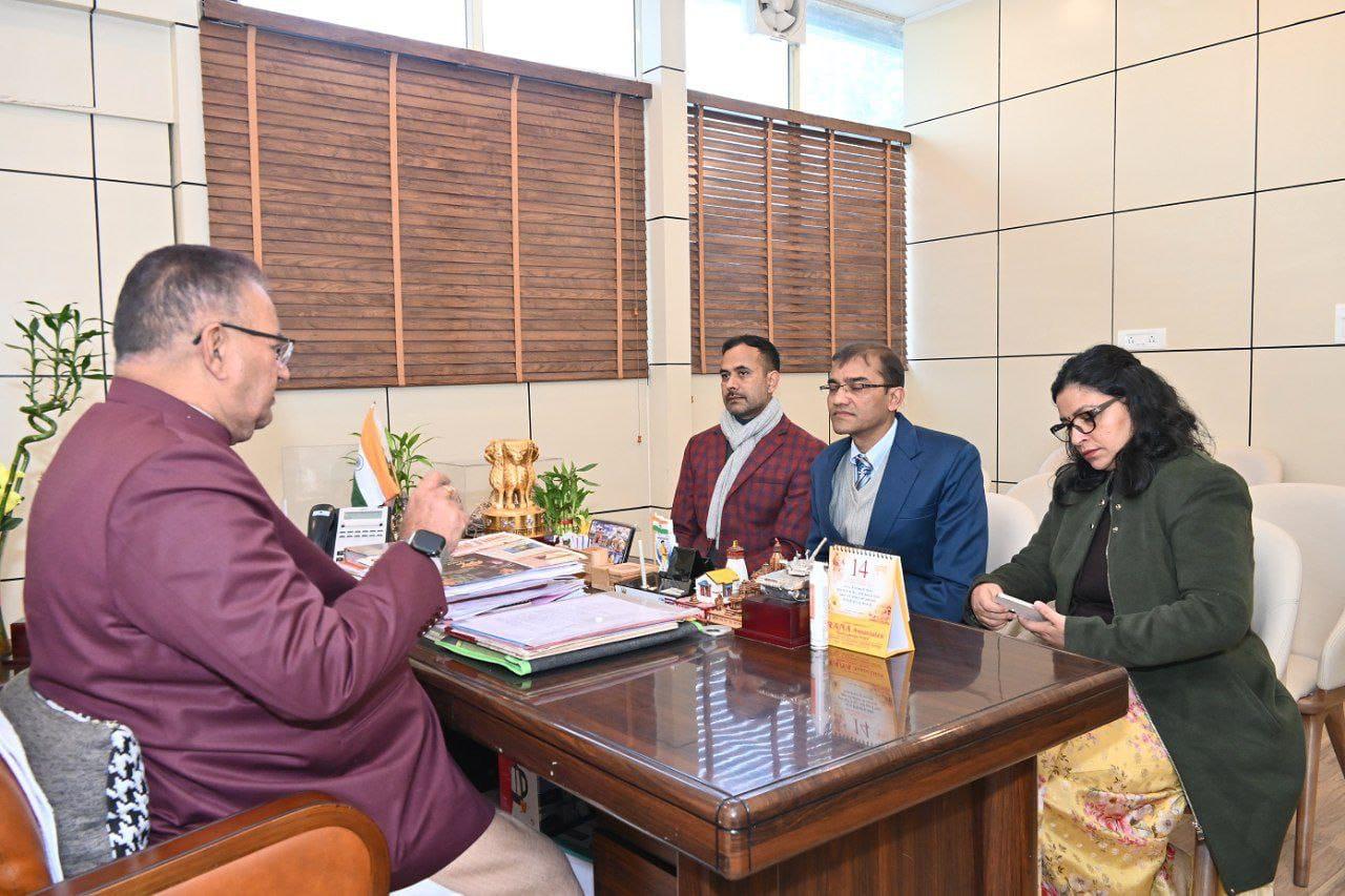 सुबे के उद्यान मंत्री गणेश जोशी ने कीटनाशक दवाओं के छिड़काव में देरी पर अधिकारियों को जमकर लगाई फटकार