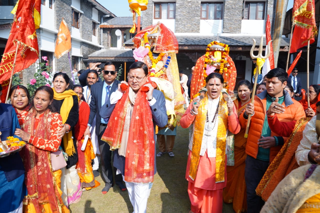 मुख्यमंत्री पुष्कर सिंह धामी ने माँ धारी देवी और भगवान श्री नागराजा देव डोली शोभायात्रा 2024 का किया शुभारंभ