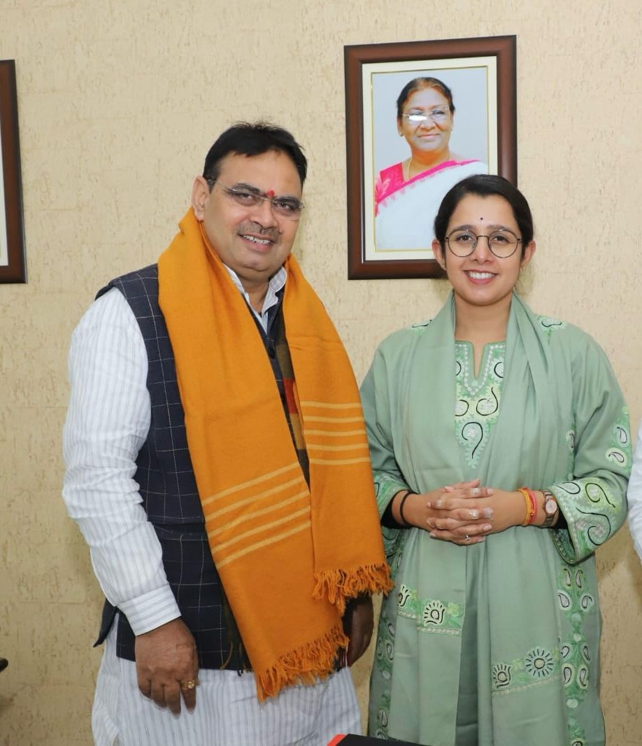 युवा मोर्चा की राष्ट्रीय उपाध्यक्ष नेहा जोशी ने राजस्थान के नवनिर्वाचित मुख्यमंत्री भजनलाल शर्मा को भेंट की चमोली के बुनकरों द्वारा बनायी शाल