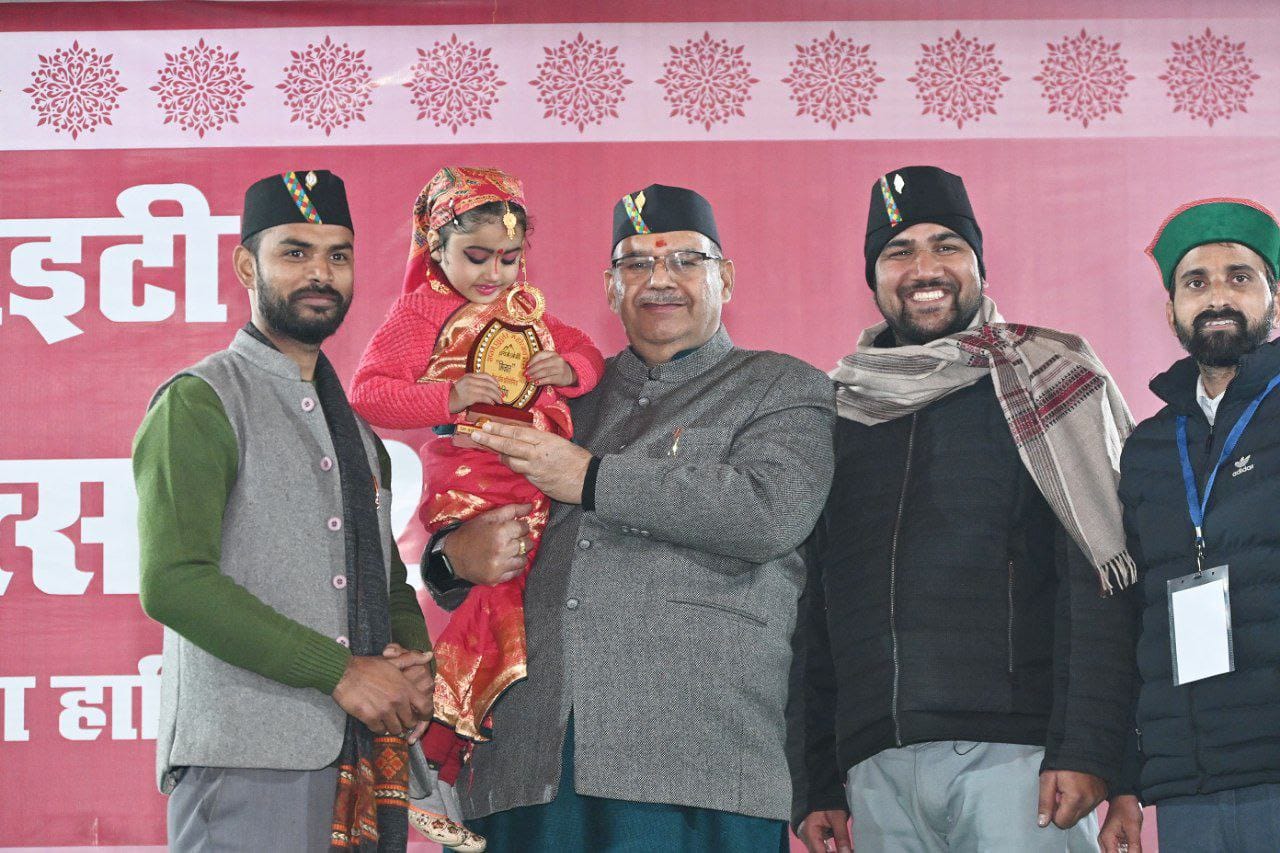 प्राउड पहाड़ी सोसायटी द्वारा आयोजित सप्तम घुघुती महोत्सव के समापन समारोह को संबोधित करते कैबिनेट मंत्री गणेश जोशी