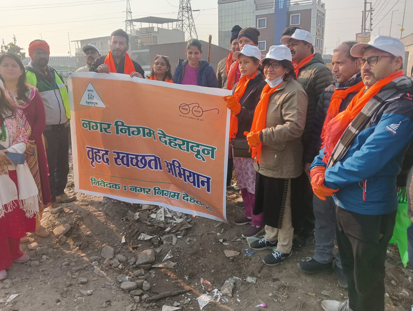 मुख्यमंत्री पुष्कर सिंह धामी के निर्देशों के क्रम में जिलाधिकारी प्रशासक नगर निगम देहरादून सोनिका ने आज आईएसबीटी एवं अन्य स्थानों पर टीम के साथ सफाई करते हुए जनपद में स्वच्छता अभियान का विधिवत् शुभारंभ किया