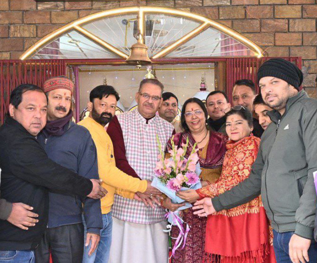 प्रधानमंत्री नरेंद्र मोदी के मंदिरों में श्रमदान के आव्हान के तहत काली माता मंदिर प्रांगण की साफ सफाई करते कैबिनेट मंत्री गणेश जोशी