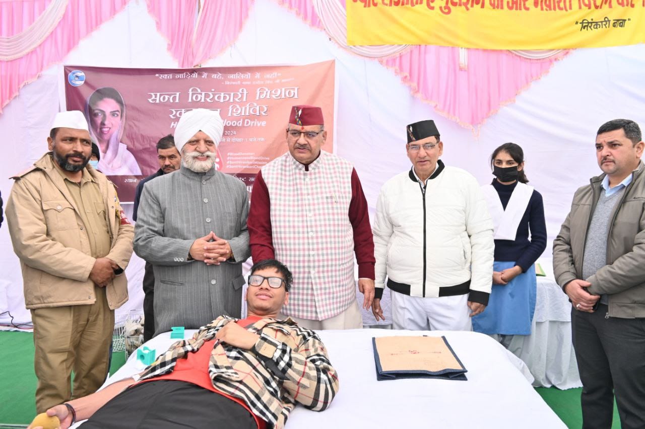 संत निरंकारी मिशन द्वारा आयोजित विशाल रक्तदान शिविर में प्रतिभाग करते कैबिनेट मंत्री गणेश जोशी