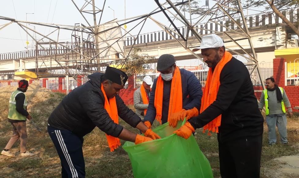 ISBT : शिव मंदिर में चलाया सफाई अभियान : महानगर अध्यक्ष सिद्धार्थ उमेश अग्रवाल